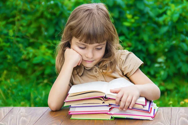 Una Niña Estudiante Con Una Manzana Roja Enfoque Selectivo Naturaleza — Foto de Stock