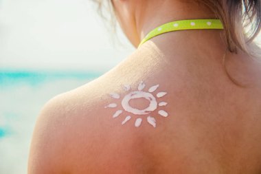 denizde bebek smear için güneş kremi. seçici odak. yaz.