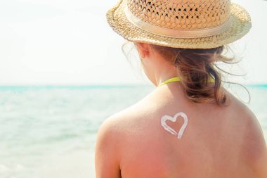 denizde bebek smear için güneş kremi. seçici odak. yaz.