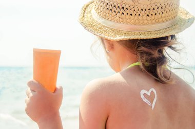 denizde bebek smear için güneş kremi. seçici odak. yaz.