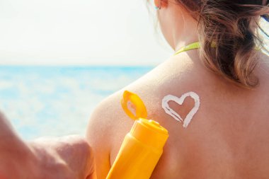 denizde bebek smear için güneş kremi. seçici odak. yaz.