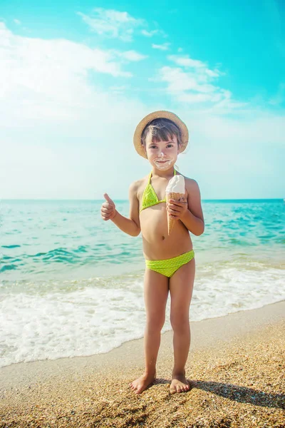 Das Kind Isst Eis Auf Dem Meer Selektiver Fokus Sommer — Stockfoto