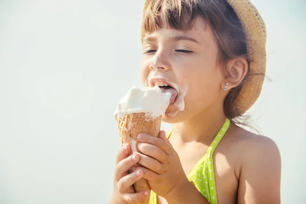 Enfant Mange Glace Sur Mer Concentration Sélective Été — Photo