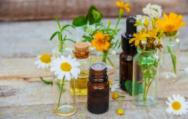 otlar küçük şişelerde ayıklar. Seçici odak. Doğa.