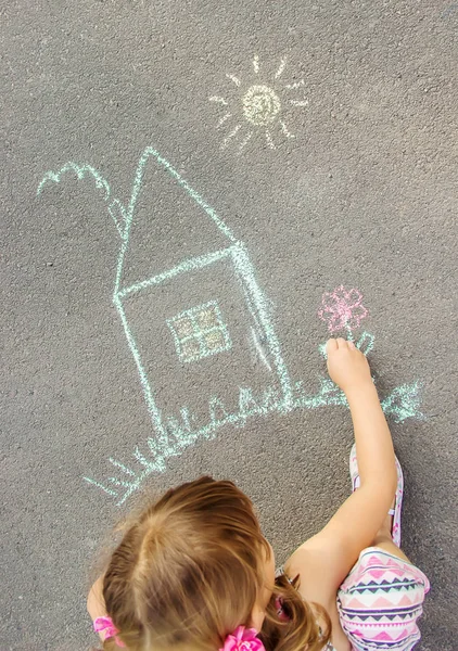 Das Kind Zeichnet Das Haus Mit Kreide Auf Den Asphalt — Stockfoto