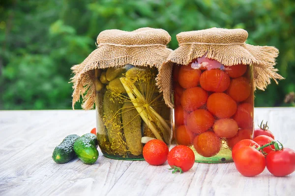 Conserva Tomates Pepinos Latas Enfoque Selectivo Comida —  Fotos de Stock