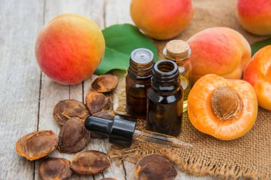 kayısı yağı küçük bir kavanoza. seçici odak. Doğa.