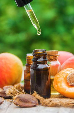 kayısı yağı küçük bir kavanoza. seçici odak. Doğa.