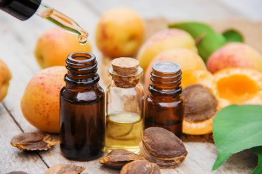 kayısı yağı küçük bir kavanoza. seçici odak. Doğa.