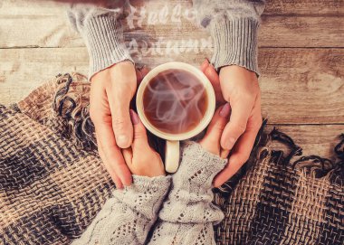 Bir fincan çay. Merhaba, sonbahar. Seçici odak Comfort