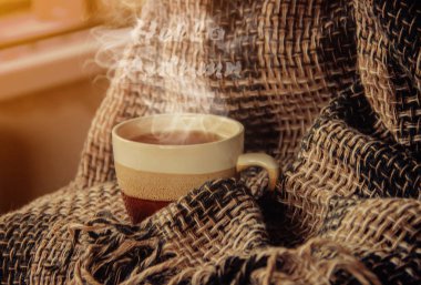 Bir fincan çay. Merhaba, sonbahar. Seçici odak Comfort