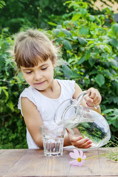 Bicchiere Acqua Bambino Concentrazione Selettiva Bambini — Foto Stock