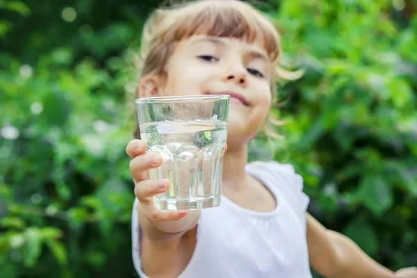 Kind Glas Wasser Selektiver Fokus Kinder — Stockfoto