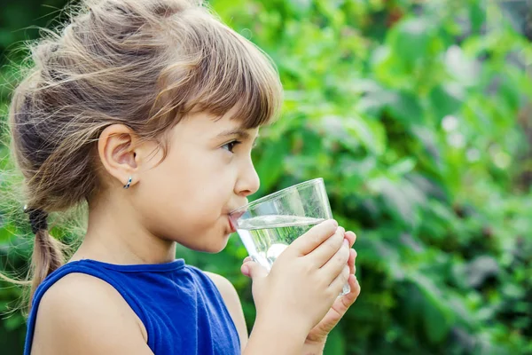孩子们喝杯水 有选择的重点 — 图库照片