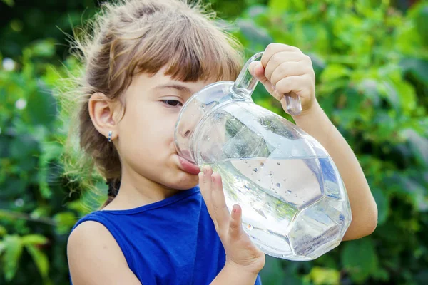 Vaso Agua Infantil Enfoque Selectivo Niños — Foto de Stock