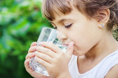 Bir bardak çocuk suyu. Seçici odaklanma. Çocuklar