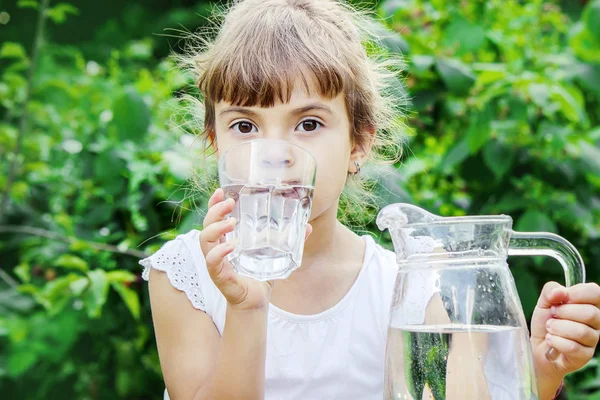 Segelas Air Anak Fokus Selektif Anak Anak — Stok Foto