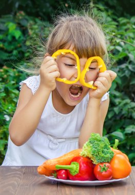 Çocuk sebze yiyor. Yaz fotoğrafı. Seçici odaklanma doğası