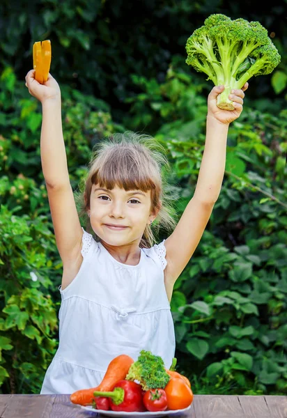 Barn Äter Grönsaker Sommarfoto Selektiv Fokusering — Stockfoto