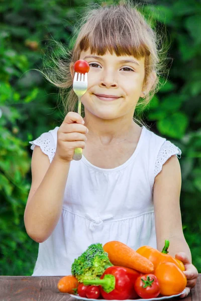 Bambino Mangia Verdure Foto Estate Natura Selettiva Del Focus — Foto Stock