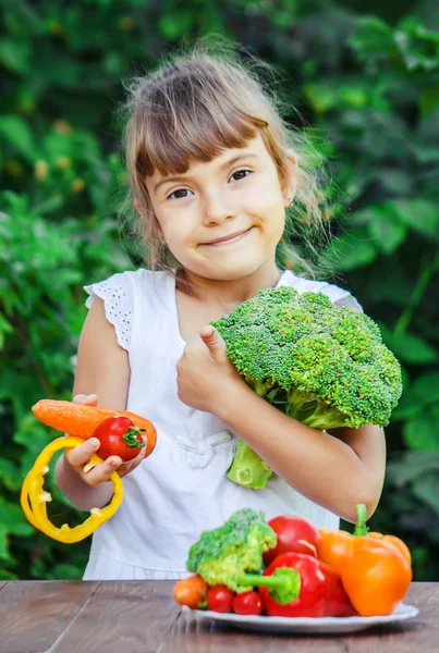 Bambino Mangia Verdure Foto Estate Natura Selettiva Del Focus — Foto Stock