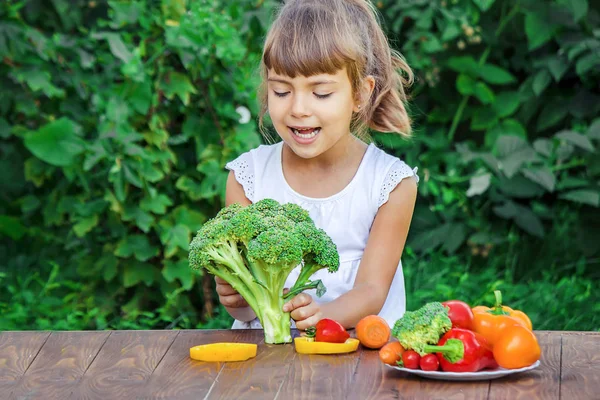 Çocuk Sebze Yiyor Yaz Fotoğrafı Seçici Odaklanma Doğası — Stok fotoğraf