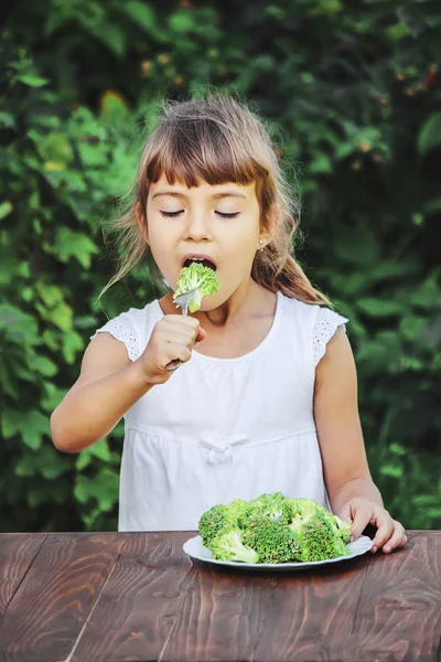 Kind Eet Groenten Zomer Foto Selectieve Gerichtheid — Stockfoto