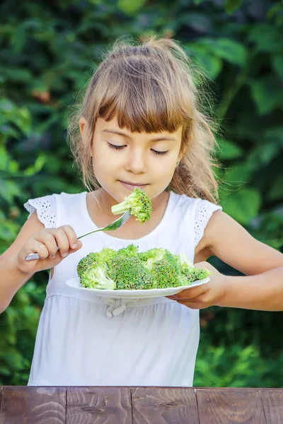 Kind Isst Gemüse Sommerfoto Selektive Fokussierung — Stockfoto