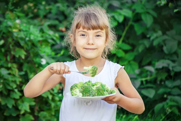 Niño Come Verduras Foto Verano Naturaleza Enfoque Selectivo — Foto de Stock