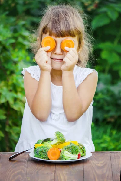 Dítě Zeleninu Letní Fotka Selektivní Zaměření Povahy — Stock fotografie