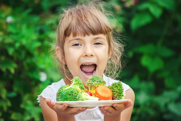 Παιδί Τρώει Λαχανικά Καλοκαιρινή Φωτογραφία Επιλεκτικός Χαρακτήρας Εστίασης — Φωτογραφία Αρχείου