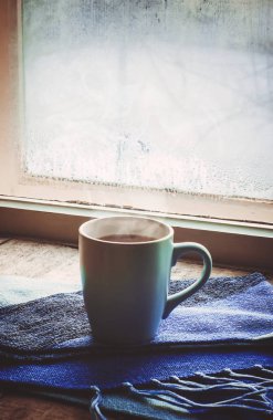 sıcak çay pencerenin yakınındaki tencerede. seçici odak. Doğa