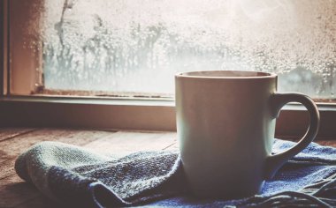 sıcak çay pencerenin yakınındaki tencerede. seçici odak. Doğa