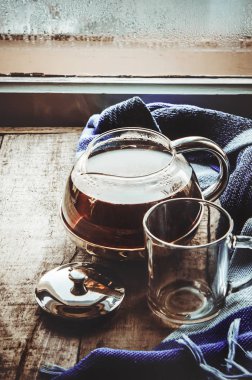 sıcak çay pencerenin yakınındaki tencerede. seçici odak. Doğa