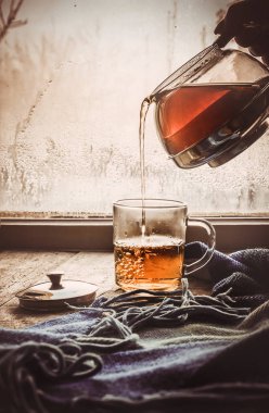 sıcak çay pencerenin yakınındaki tencerede. seçici odak. Doğa