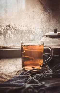 sıcak çay pencerenin yakınındaki tencerede. seçici odak. Doğa