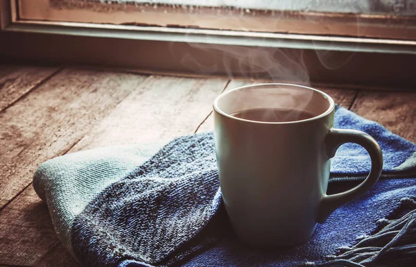 窓の近くの鍋で熱いお茶を 選択と集中 — ストック写真
