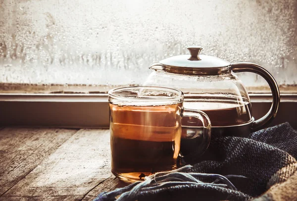 Hete Thee Pot Buurt Van Het Venster Selectieve Aandacht Natuur — Stockfoto