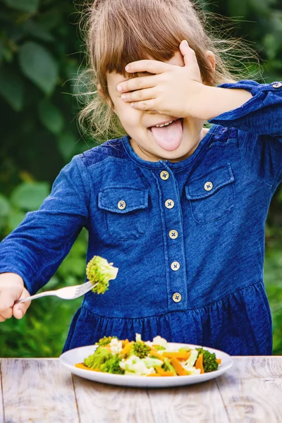 Dítě Zeleninu Letní Fotka Selektivní Zaměření Povahy — Stock fotografie