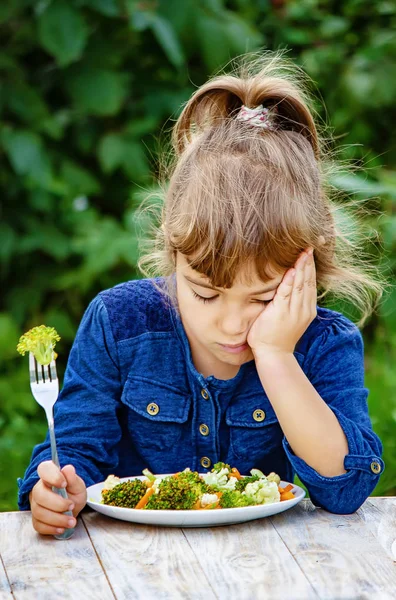 Niño Come Verduras Foto Verano Naturaleza Enfoque Selectivo — Foto de Stock