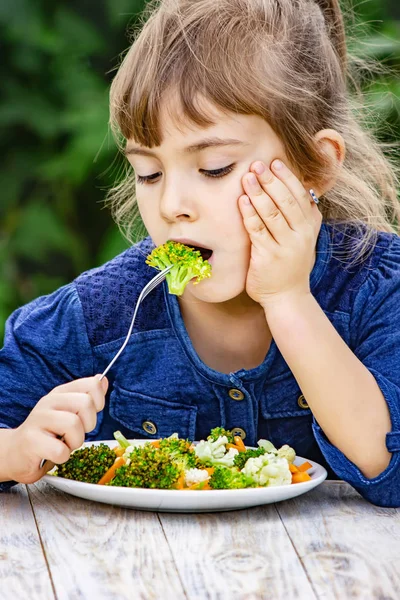Παιδί Τρώει Λαχανικά Καλοκαιρινή Φωτογραφία Επιλεκτικός Χαρακτήρας Εστίασης — Φωτογραφία Αρχείου