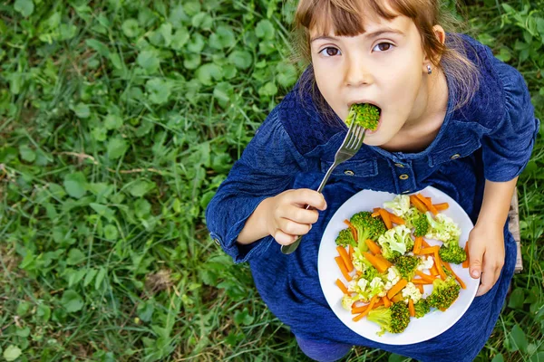 子供は野菜を食べる 夏の写真 選択的焦点性 — ストック写真