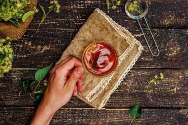 Linden. Ihlamur Çayı. Seçici odak doğa çay içer