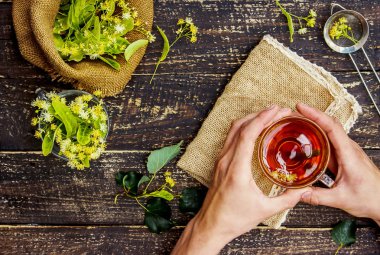 Linden. Ihlamur Çayı. Seçici odak doğa çay içer