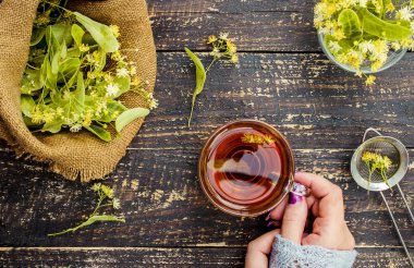 Linden. Ihlamur Çayı. Seçici odak doğa çay içer