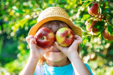 Çocuk çocuk bir elma ile. Seçici odak. Bahçe gıda