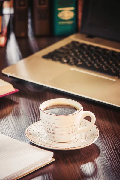 Koffie Ochtend Werkplek Met Een Boek Een Laptop Selectieve Aandacht — Stockfoto