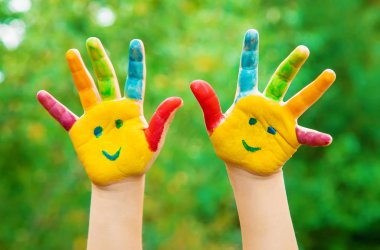 Çocuk elleri renkte. Yaz fotoğrafı. Seçici odaklanma. Doğa