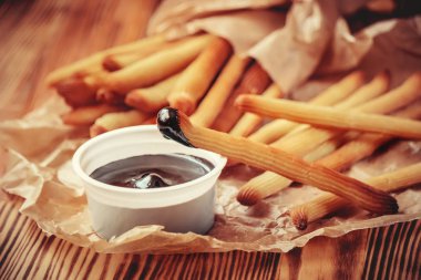 Churro çikolata ile fırında pişirilir. Seçici odak.