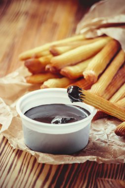 Churro çikolata ile fırında pişirilir. Seçici odak.